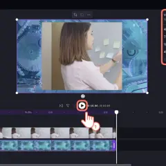 Zdjęcie z filmu: Kobieta przykleja karteczki na tablicy, a obok widać opcje eksportu wideo, w tym wybór jakości.