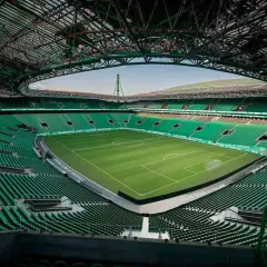 Pusta, zielona trybuna stadionu Estádio José Alvalade, domu Sporting Lizbona, czeka na kibiców.