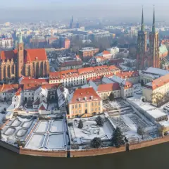Zimowy Wrocław zachwyca! Spacer po zaśnieżonym Ostrowie Tumskim to świetny pomysł na to, co robić we Wrocławiu zimą.
