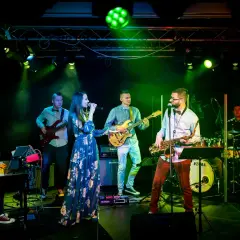Zespół muzyczny na weselu: wokalistka, gitarzysta, saksofonista, basista, klawiszowiec i perkusista. Zastanawiasz się, ile kosztuje zespół na wesele?