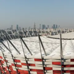 Stadion Narodowy w Warszawie, z jego charakterystyczną biało-czerwoną fasadą i nowoczesnym dachem, góruje nad panoramą miasta. Zastanawiasz się, ile miejsc ma stadion narodowy?