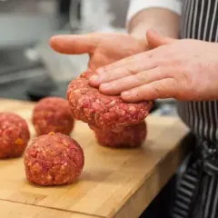Idealne Mięso na Burgera: Sekret Soczystości i Smaku Krok po Kroku