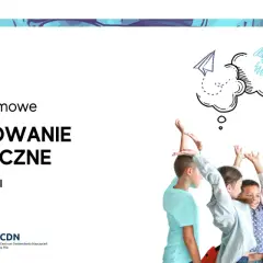 Studia podyplomowe przygotowanie pedagogiczne. Radosna nauczycielka z dziećmi, symbolizująca rozwój i naukę.