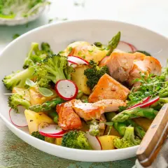 Ensalada de salmón con brócoli, patatas y espárragos. Una opción saludable y deliciosa para tus recetas con brócoli.
