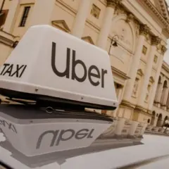 Zastanawiasz się, ile kosztuje licencja taxi? Na dachu samochodu Uber widać napis "TAXI".