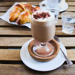 Włoski napój kawowy: odkryj sekrety cappuccino, latte i bicerin