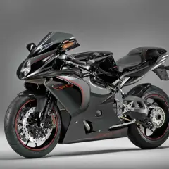Una moto deportiva negra con detalles rojos, símbolo de potencia y lujo. Estas motos caras son un sueño para muchos.