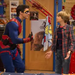 Captain Man und Kid Danger im Zimmer. Die besetzung von Henry Danger ist hier in Aktion.
