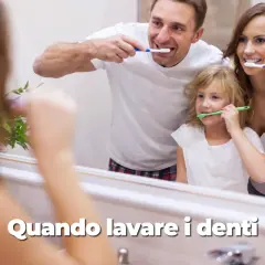 Famiglia che si lava i denti allo specchio. Quante volte lavare i denti? Almeno due volte al giorno per un sorriso sano.