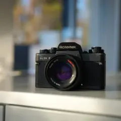 Klasyczny aparat Rolleiflex SL35 E, gotowy do tworzenia pięknych zdjecia z analoga.