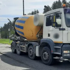 Ile waży betoniarka? Sprawdź wagę popularnych modeli (25-200kg)