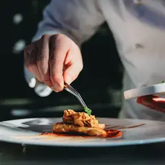 Un tocco finale su un piatto gourmet, come solo i chef stellati italiani sanno fare.