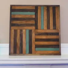 Magnifique peinture sur bois art, un assemblage de lattes de bois aux teintes variées, rehaussé de touches turquoise.