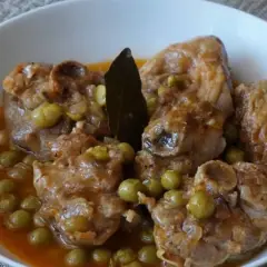 Osobuco de pavo tierno y jugoso, cocinado a fuego lento con guisantes y una hoja de laurel.