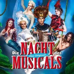 Die Nacht des Musicals: Charaktere aus verschiedenen Musicals wie Arielle, Tarzan und eine Eisprinzessin posieren vor üppigem Grün.