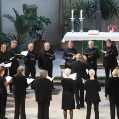 Chor singt in Kirche. Ein Dirigent leitet. Hier finden Sie kirchenmusik stellenangebote.