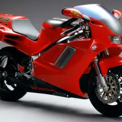 La icónica Honda NR 750, una obra maestra roja de ingeniería, lista para la velocidad.