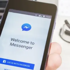 Ekran powitalny Messengera na telefonie, pokazujący jak zainstalować aplikację. Widoczny przycisk "Zaloguj się przez Facebook".