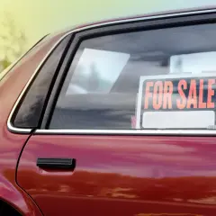 Czerwony samochód z tabliczką "FOR SALE" na szybie. Czekam na nowego właściciela, może to Ty? EBR rejestracja.