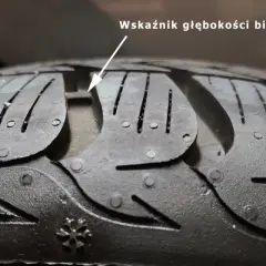 Wskaźnik TWI pokazuje, jak sprawdzić wysokość bieżnika opony. Gdy bieżnik zrówna się ze wskaźnikiem, opona jest zużyta.