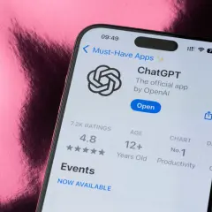 Na ekranie telefonu widoczna jest strona aplikacji ChatGPT, która jest oficjalną aplikacją od OpenAI. Możesz ją pobrać za darmo.
