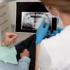 Dentysta po porodzie: Kiedy iść? Bezpieczne leczenie karmiąc piersią