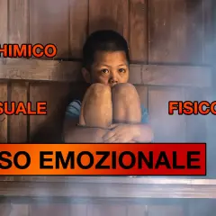 Bambino spaventato, circondato da parole come "chimico", "sessuale", "fisico" e "abuso emozionale", che suggeriscono comportamenti sessuali precoci e traumi.