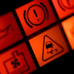 Kontrolki Citroen C3 II: opis deski rozdzielczej. Widoczne kontrolki to m.in. hamulca ręcznego, ciśnienia oleju, ESP i płynu chłodniczego.