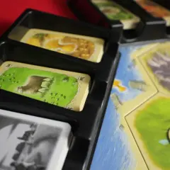Catan recenzja: odkryj mocne i słabe strony kultowej gry planszowej