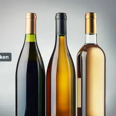 Drei Flaschen Wein, rot, gelb und weiß, stehen nebeneinander. Ein Etikett mit dem Wort "trocken" ist auf der linken Flasche zu sehen.