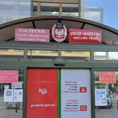 Jak określić właściwy urząd skarbowy? Na budynku widnieje napis "Urząd Skarbowy Warszawa Praga" oraz informacje o godzinach otwarcia.