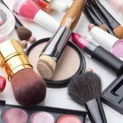 Pinceaux, rouges à lèvres, vernis et poudres pour un maquillage simple et chic.