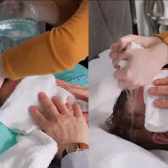 Demostración de cómo lavar el pelo a una persona encamada con una tina inflable y toallas.
