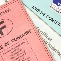 Permis de conduire français, certificat d'immatriculation et avis de contravention. Un vice de forme sur ce dernier pourrait annuler la contravention.