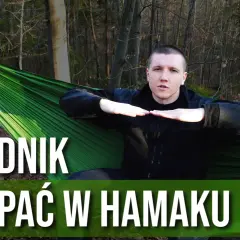Mężczyzna w lesie pokazuje, jak wygodnie spać w hamaku. Szybki poradnik.