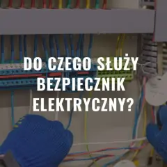 Ręce w niebieskich rękawiczkach pracują przy skrzynce z bezpiecznikami i przewodami elektrycznymi.