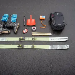 Allt för en lyckad topptur: skidor, pjäxor, spade, stavar, ryggsäck och lavinutrustning.