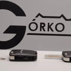 Kluczyk Opel Astra J, z wysuwanym ostrzem i przyciskami, obok logo firmy.