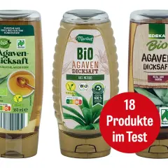 Drei Flaschen Bio-Agavendicksaft, ein natürliches Süßungsmittel. Was ist Agavendicksaft? Ein süßer Saft aus der Agavenpflanze, ideal zum Verfeinern.