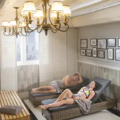 Para relaksujący dzień w spa nad morzem dla dwojga. Para odpoczywa na leżakach, otoczona spokojną atmosferą.