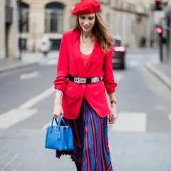 Kvinna i röd kavaj, basker och randig kjol. En perfekt outfit för dresscode kavaj dam.