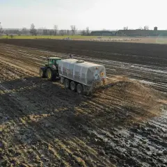 Jakie są przepisy dotyczące odległości wylewania gnojowicy od budynków?