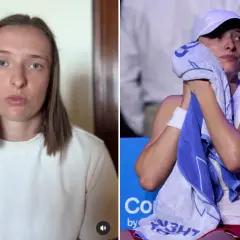 Iga Świątek, zmęczona po meczu, wyciera twarz ręcznikiem. Po drugiej stronie wideo, Iga Świątek w białej bluzie.