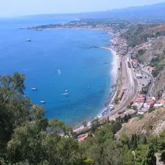 Widok na zatokę z łodziami i miasteczkiem na wybrzeżu. Idealne miejsce, gdzie jest ciepło w kwietniu.
