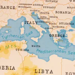 Mapa Europy i Afryki Północnej. Widać Morze Śródziemne, Cypr, Włochy, Grecję i kraje bałkańskie.