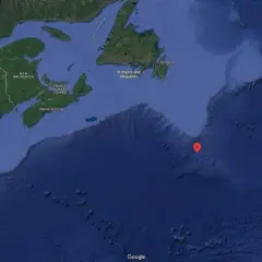 Mapa del Atlántico Norte, mostrando la ruta del Titanic de donde salió, desde el este de Canadá hasta el punto de hundimiento marcado.