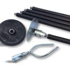 Ensemble d'outils pour déboucher tuyau PVC : plusieurs sections noires, une ventouse, et une tête métallique en forme de crochet.