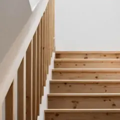 Jak bezpiecznie zabezpieczyć schody bez balustrady – proste i skuteczne rozwiązania