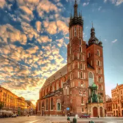 Bazylika Mariacka w Krakowie o zachodzie słońca.