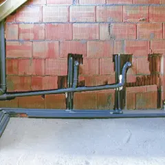 Instalacja hydrauliczna w trakcie budowy. Widoczne rury kanalizacyjne i wodne, z uwzględnieniem minimalny spadek dla rury 160.